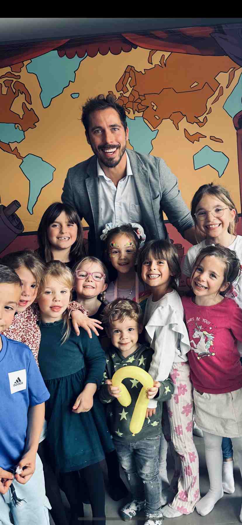 anniversaire magie pour enfant magicien à domicile, des tours pour les enfants photo de groupe