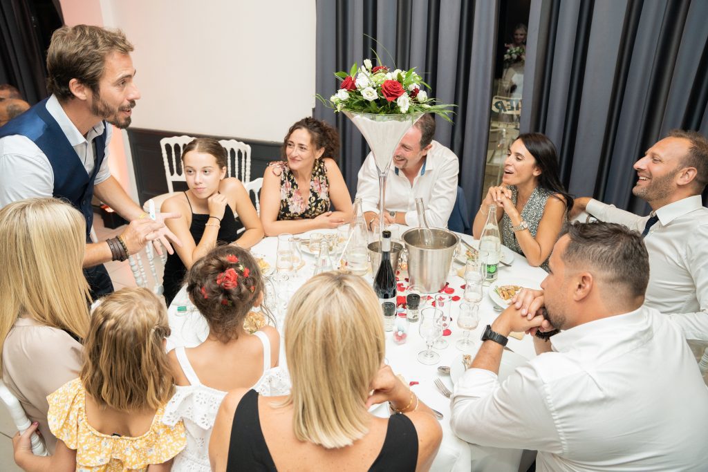 magicien-animation-table_mariage-var magicien animant un repas de table en table